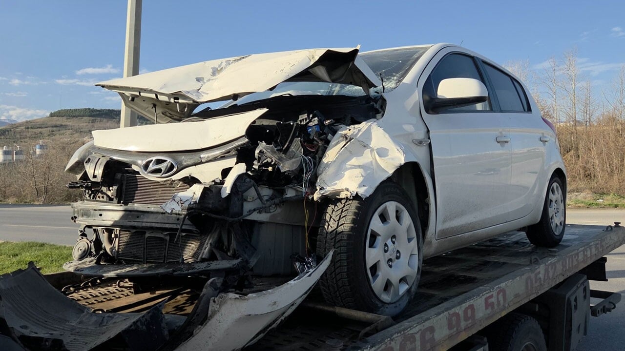 Yeni aldığı araç eve dönemeden hurdaya döndü, 2 kişi yaralandı!