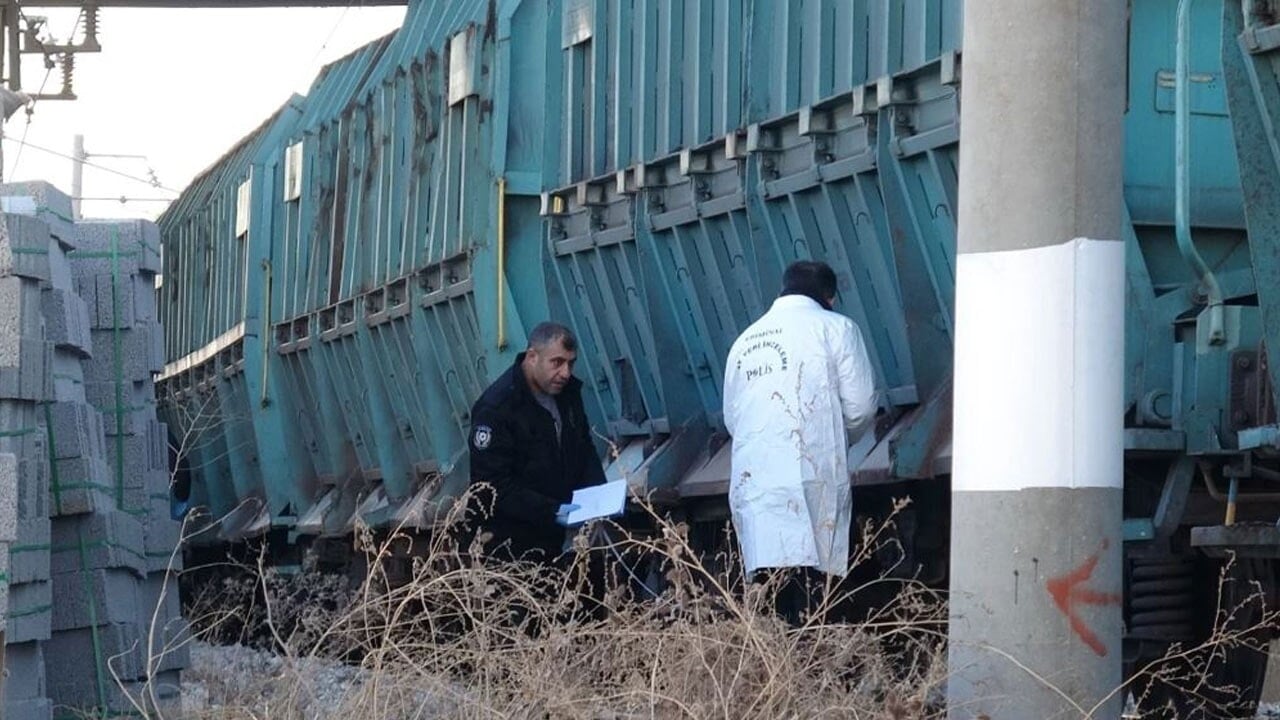 Yük treninin ezdiği çocuk öldü