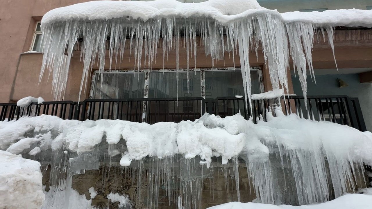 Yüksekova buz kesti: 3 metrelik buz sarkıtları oluştu
