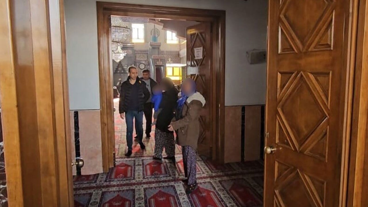 Zabıtayı görünce cuma namazına duran kadın dilenciler yakalandı