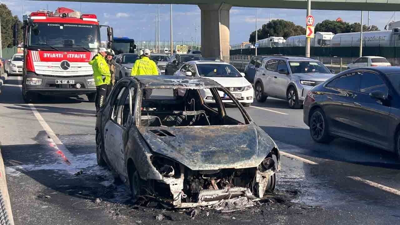 Zeytinburnu’nda araç yangını: Otomobil alev alev yandı