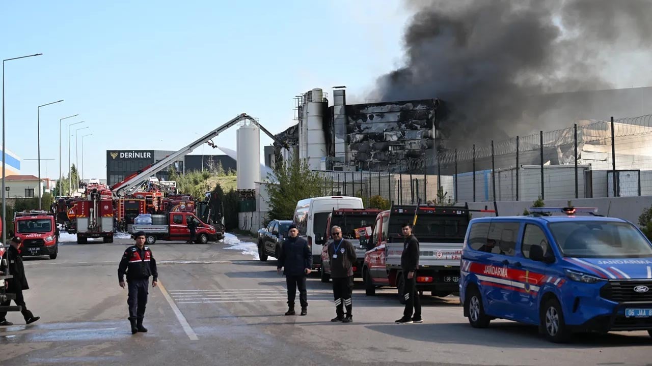 1 işçi hayatını kaybetti, 2’si yaralı Fabrika yangınında kahreden haber