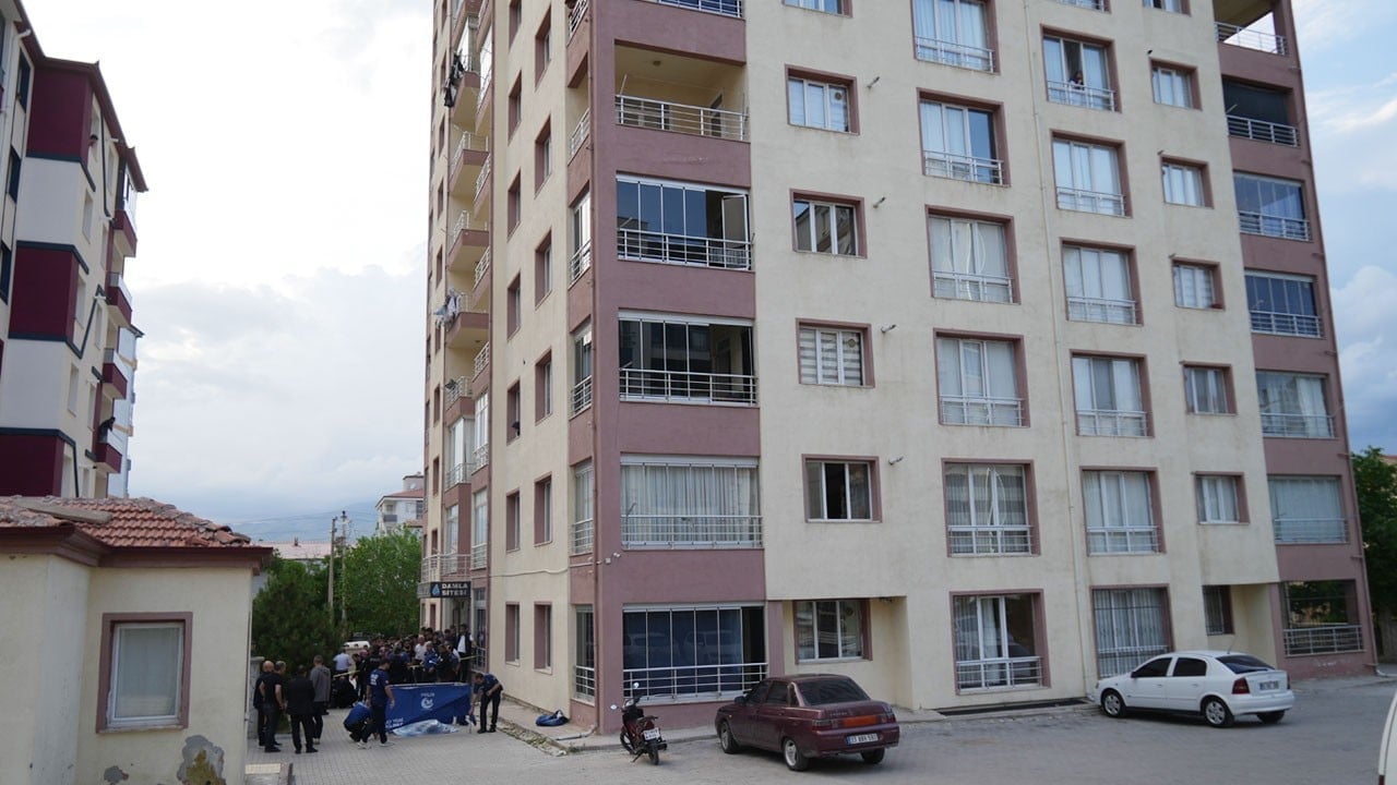 10. kattan zemine çakılan genç hayatını kaybetti