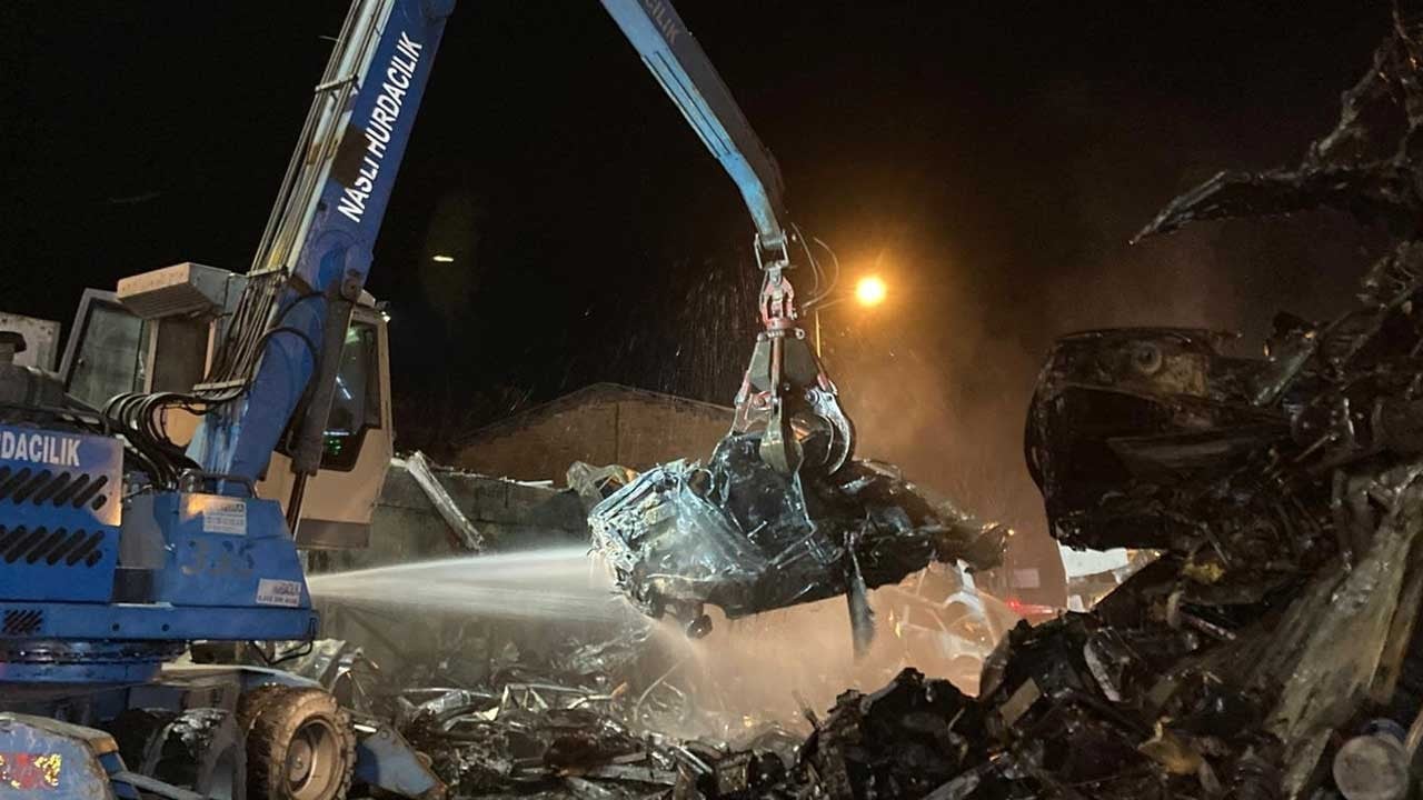 100 hurda araç alev alev yandı