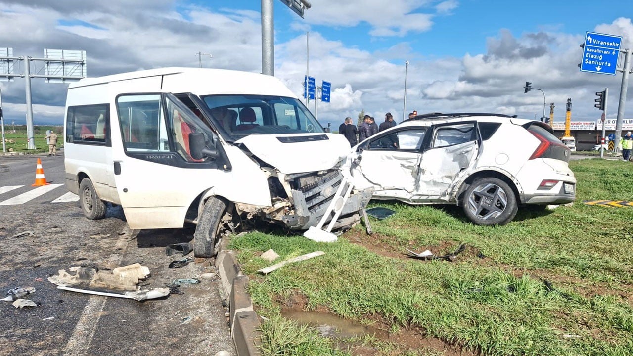 13 kişi yaralandı! Öğrenci servisi ile otomobil çarpıştı