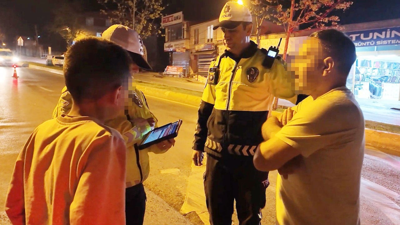 13 yaşındaki çocuğa direksiyonu verdi, polisleri ‘çocuğun psikolojisi bozuk’ diyerek ikna etmeye çalıştı