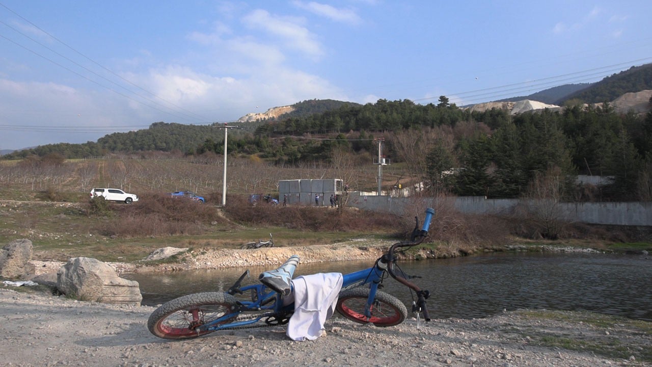 13 yaşındaki çocuk son anda kurtarıldı! Yasaklı gölette ölümle burun buruna geldi