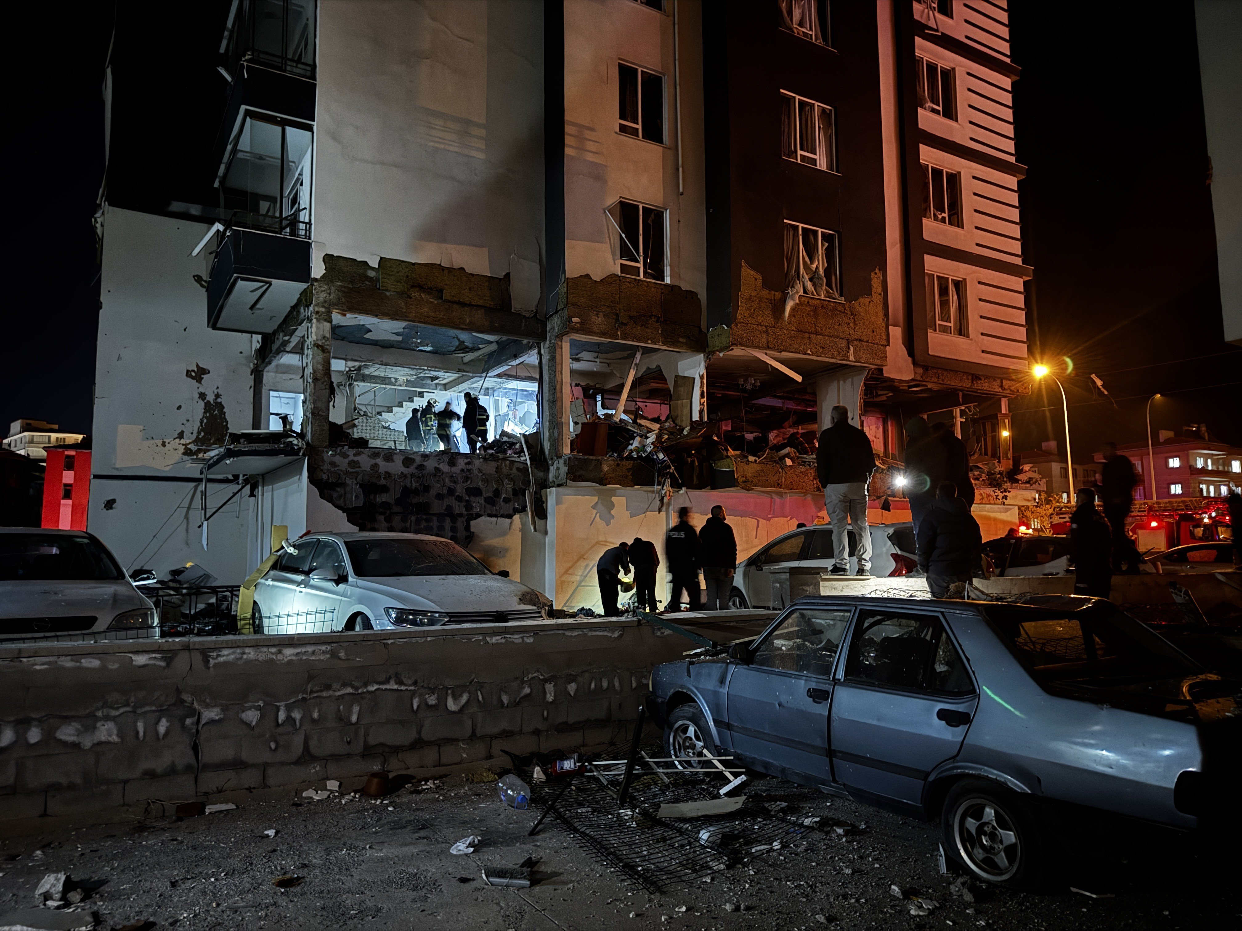 14 Katlı Apartmanda Doğal Gaz Patladı: 12 Yaralı