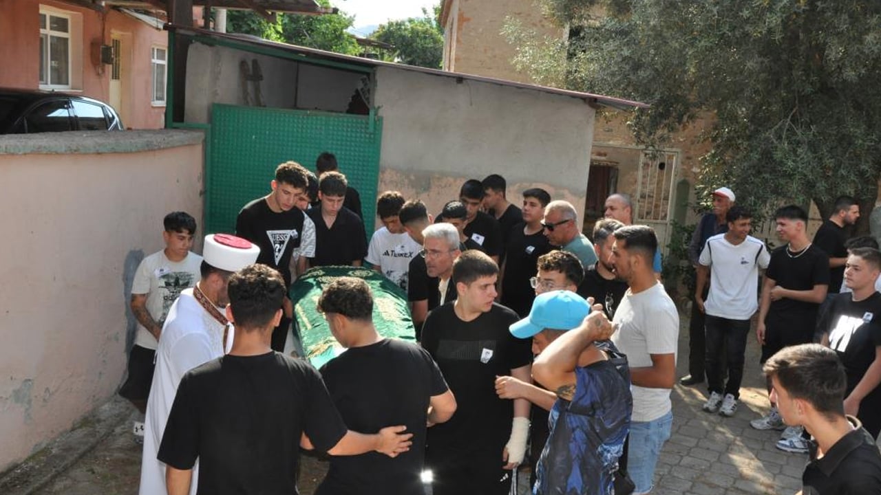 15 yaşında sokak ortasında öldürülen Erdem'in hikayesi yürek yakıyor!