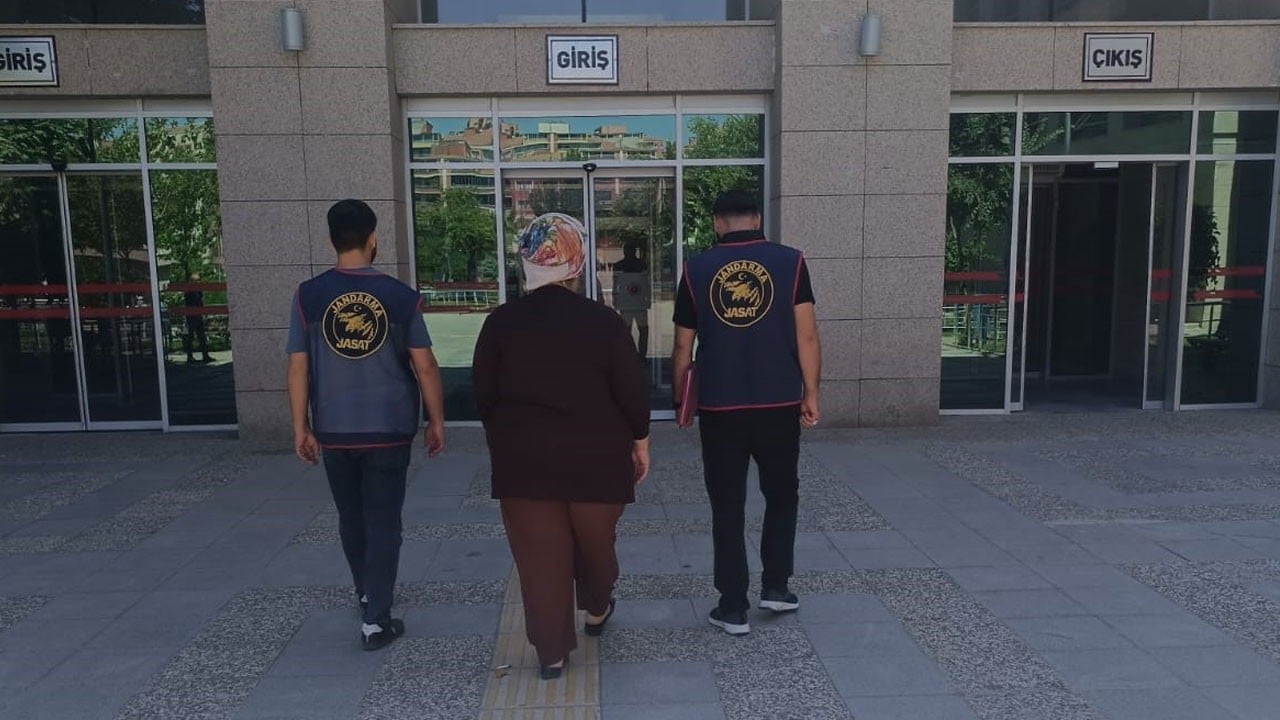 17 yıl 6 ay hapis cezasıyla aranıyordu! "Baron abla" jandarmadan kaçamadı