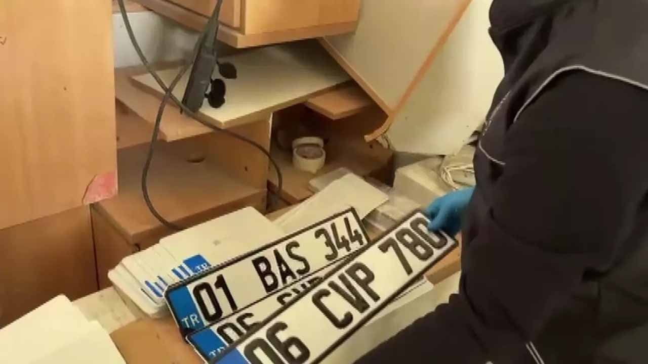 19 sahte plaka ile yakalandı Böylesi görülmedi evinde sahte plaka bastı