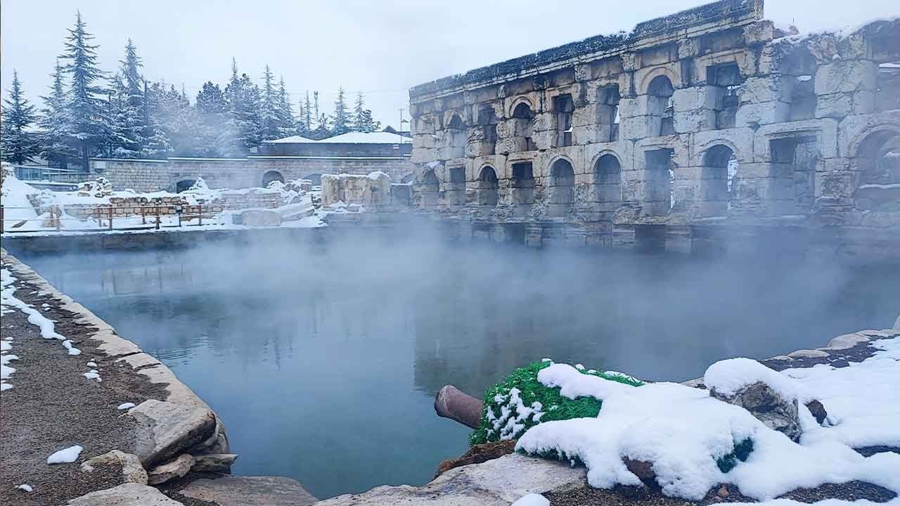 2 bin yıllık büyüleyici manzara! Roma Hamamı kar altında buharla dans etti!