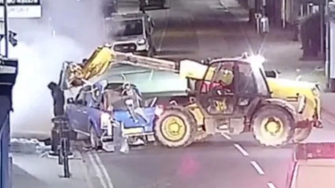 24 saat arayla 2 bankanın ATM'sini iş makinesi ile sökerek çaldılar