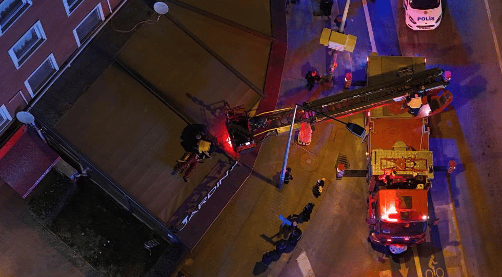 2’nci kattan kafenin tentesine düştü