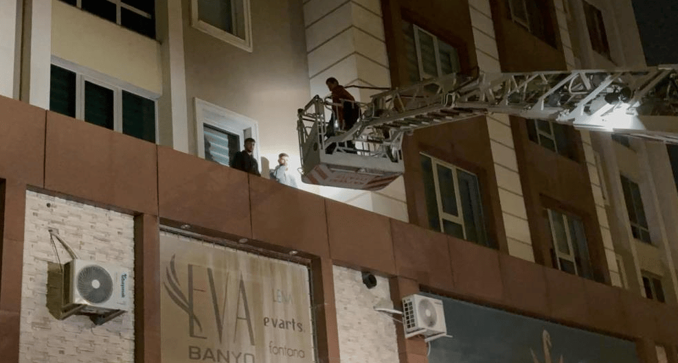 3. Kattan Çarşaflı İniş, Market Çıkıntısında Kurtarılmayı Beklediler