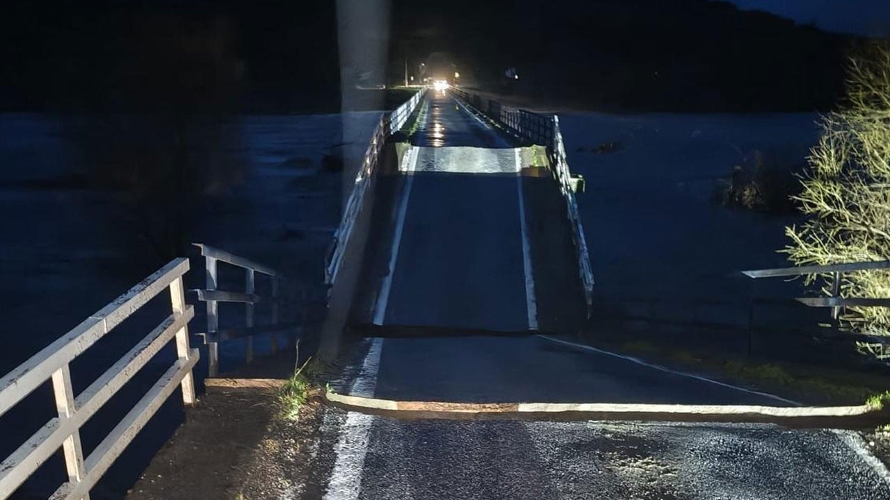 3 mahalleyi bağlıyordu! Sağanak vurdu, köprü çöktü