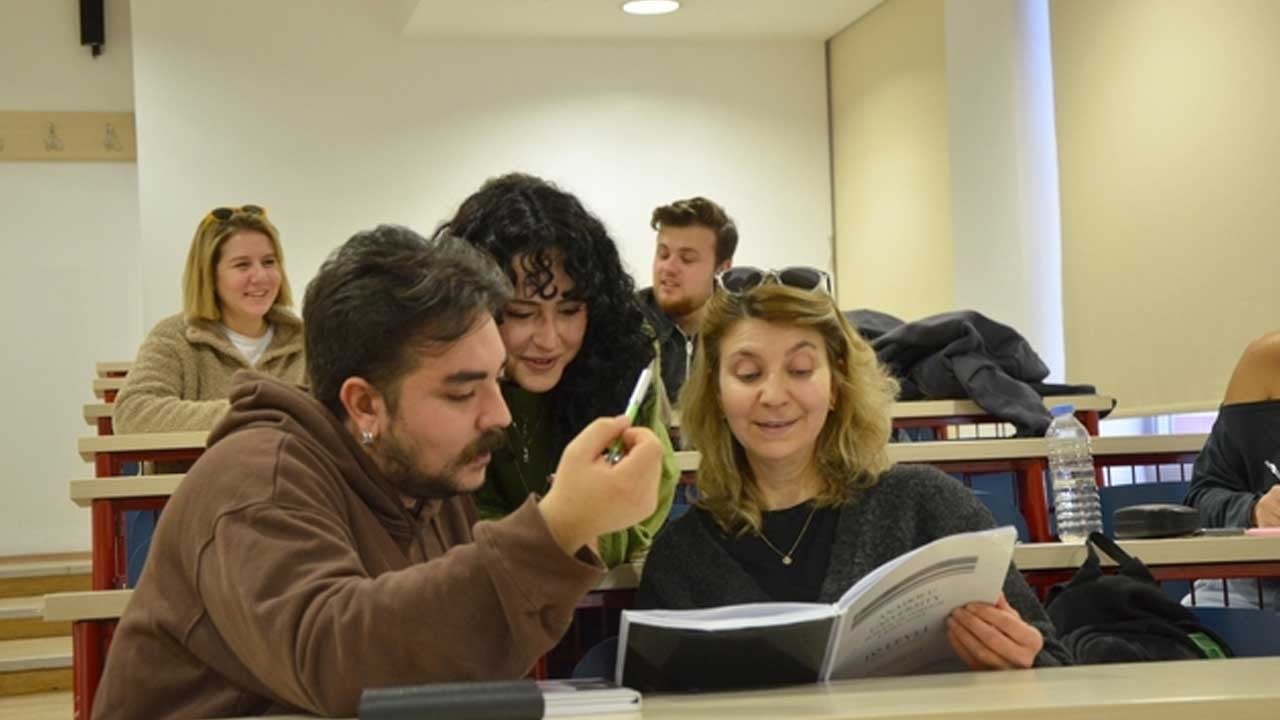 30 yıl sonra oğlu ile üniversite arkadaşı oldu