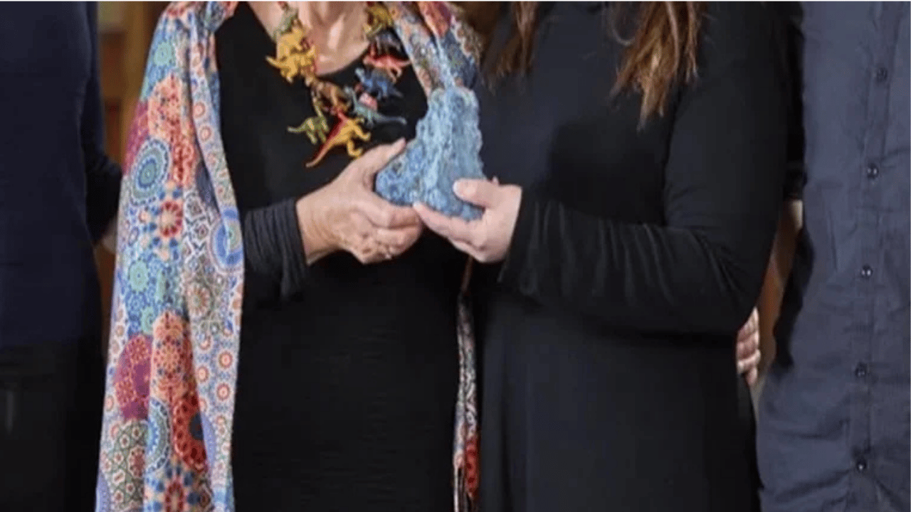 30 yıllık gizem çözüldü! Işığa göre renk değiştiren mavi taşın sırrı ortaya çıktı