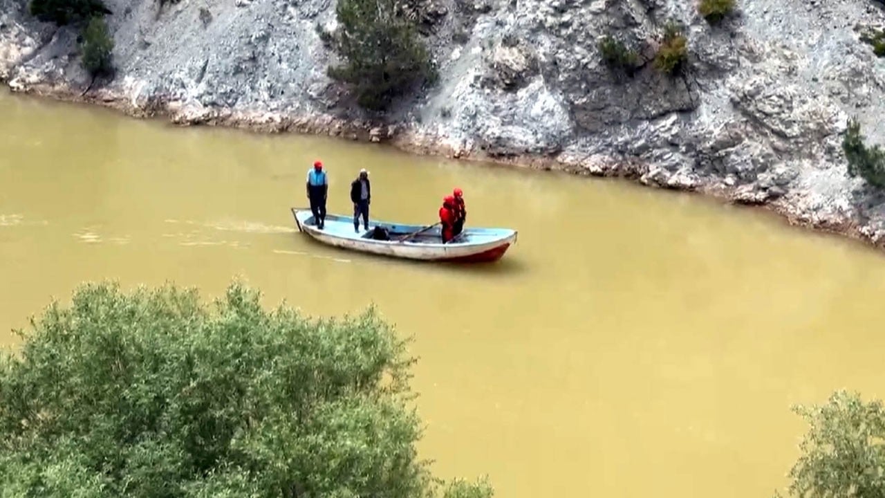 50 kişilik ekip arama çalışması yapıyor! Balık tutarken Ceyhan Nehri’ne düştü