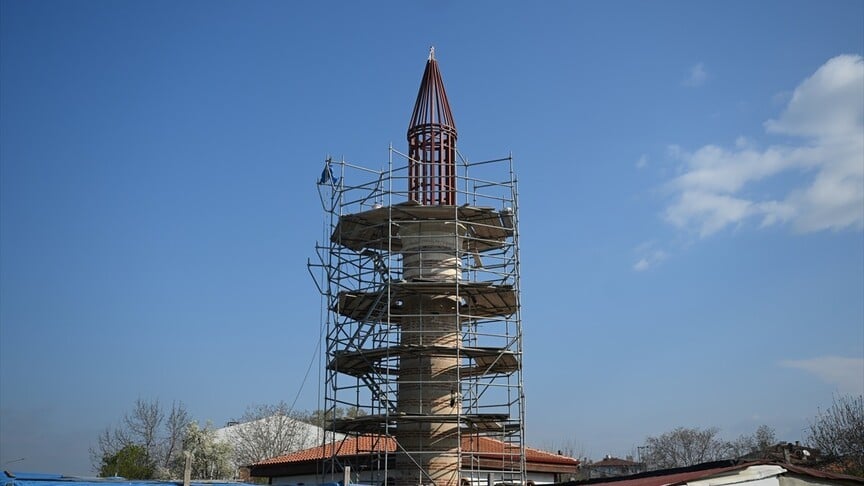 500 yıllık caminin minaresi "hafif külahla" tamamlandı
