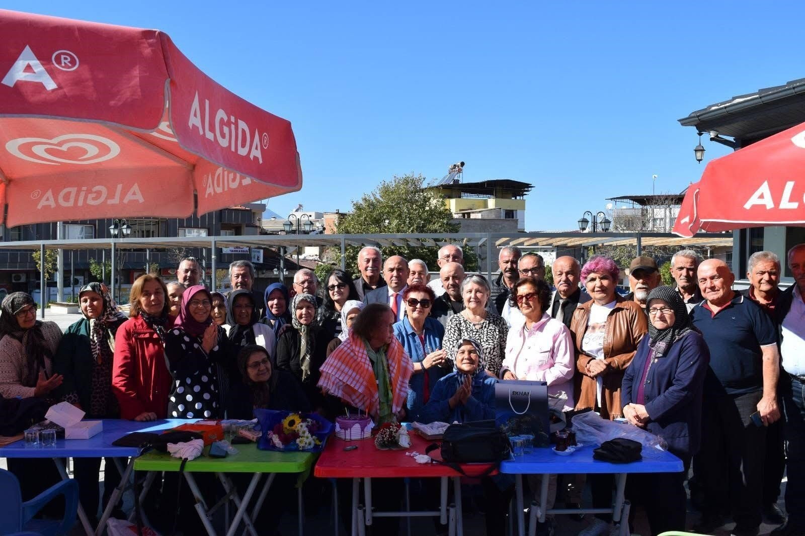 57 yıl sonra ilkokul öğretmenleriyle buluştular