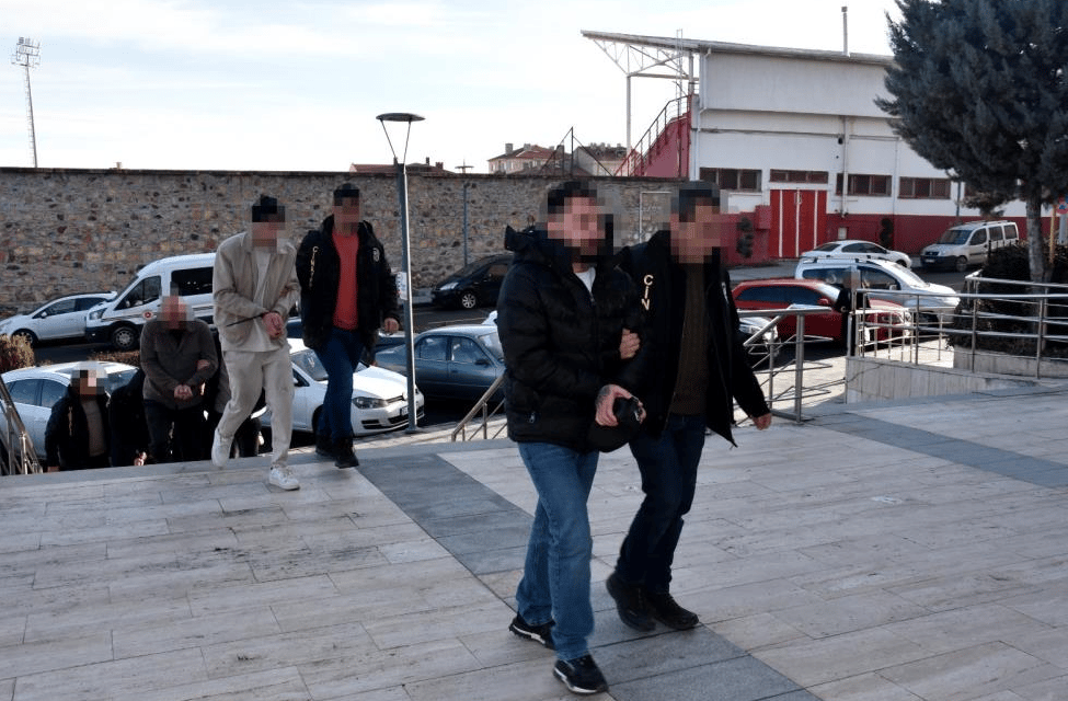 6 sahte polisi gerçek polisler yakaladı