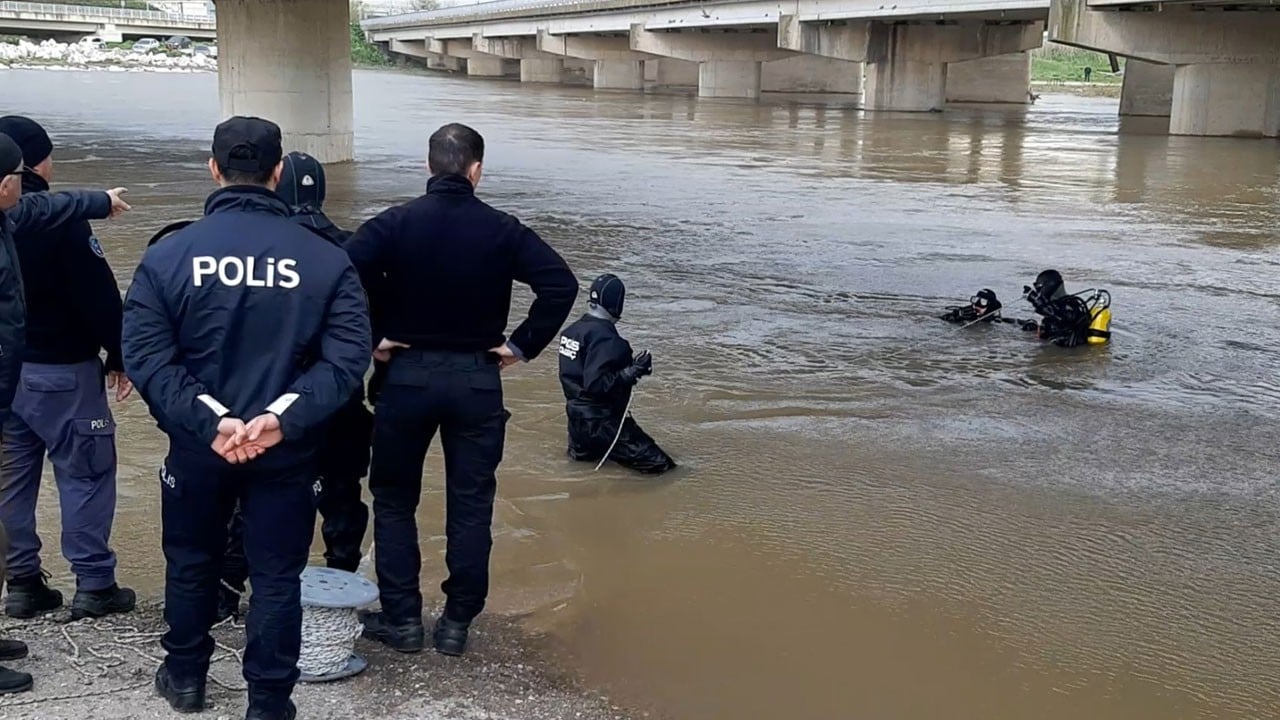 72 yaşındaki sürücü hayatını kaybetti! Kestirme yoldan geçmek istedi, aracı suya gömüldü