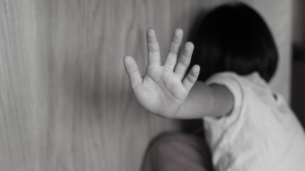 89 çocuğa cinsel istismarda bulunmakla suçlanıyordu! O eğitimci tutuklandı