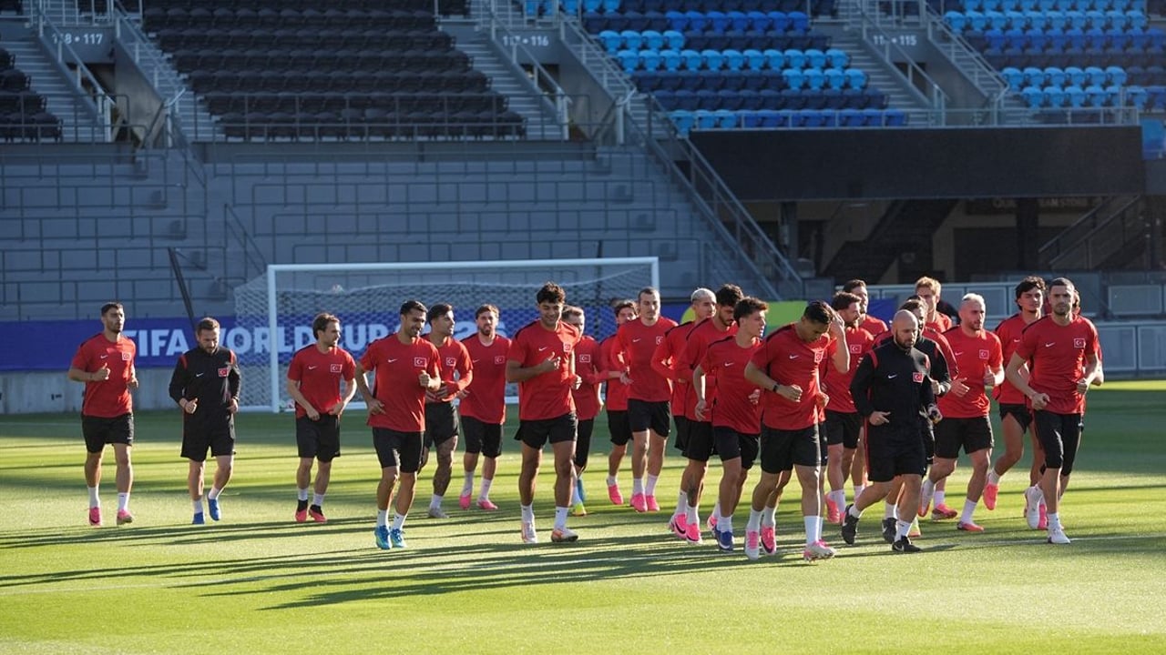 A Milli Futbol Takımı, ilk antrenmanını yaptı