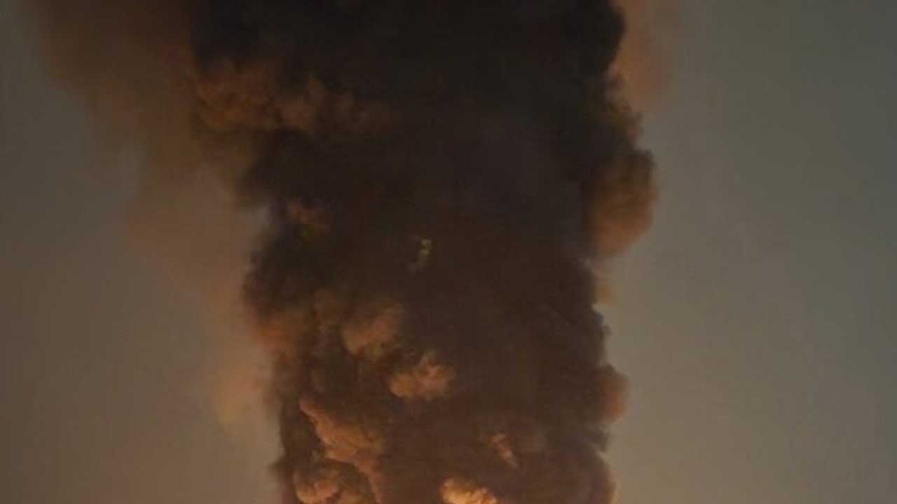 ABD-İsrail saldırılarında sızan yakıt otoyol boyunca yandı