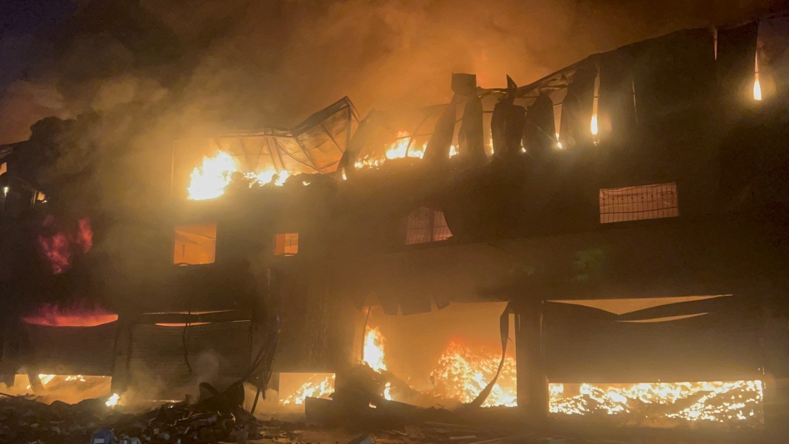 Adana’da alevler göğe yükseldi! 3 katlı dükkanda panik anları