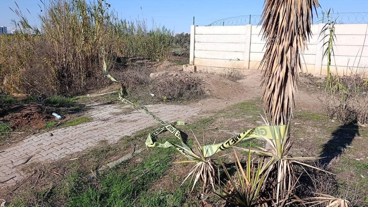Adana'da dehşet! Yol kenarında kadın cesedi bulundu