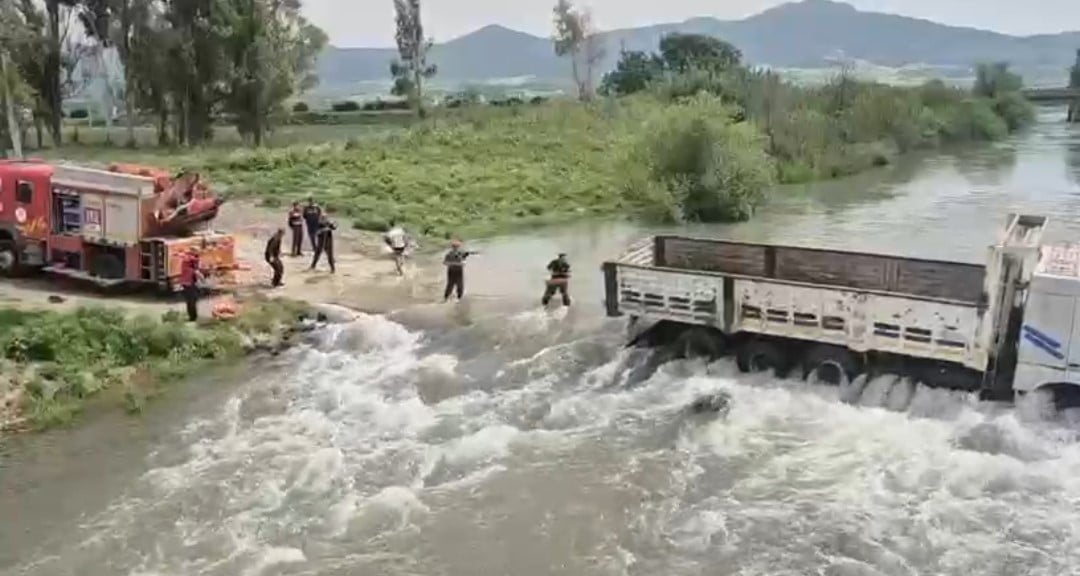 Adana'da Karaçay Nehri geçit vermedi! Kamyonda mahsur kalan 2 kişi için itfaiye seferber oldu!