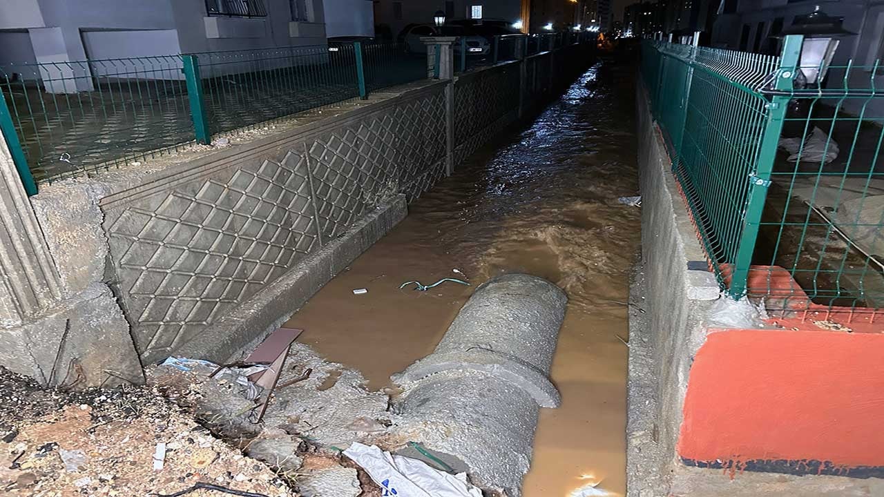 Adana'da sağanak su baskınlarına yol açtı