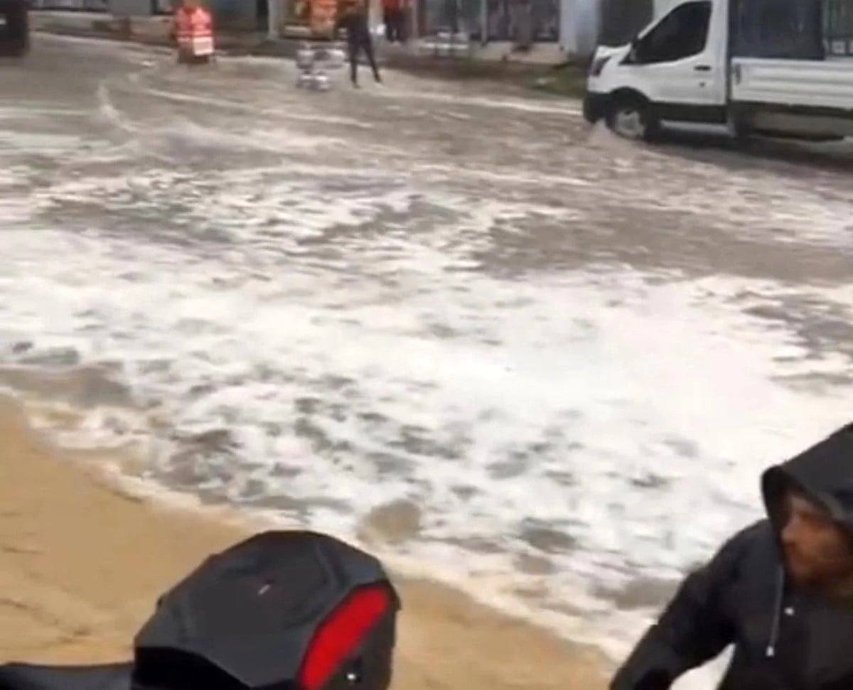 Adana'da sağanak ve dolu hayatı olumsuz etkiledi