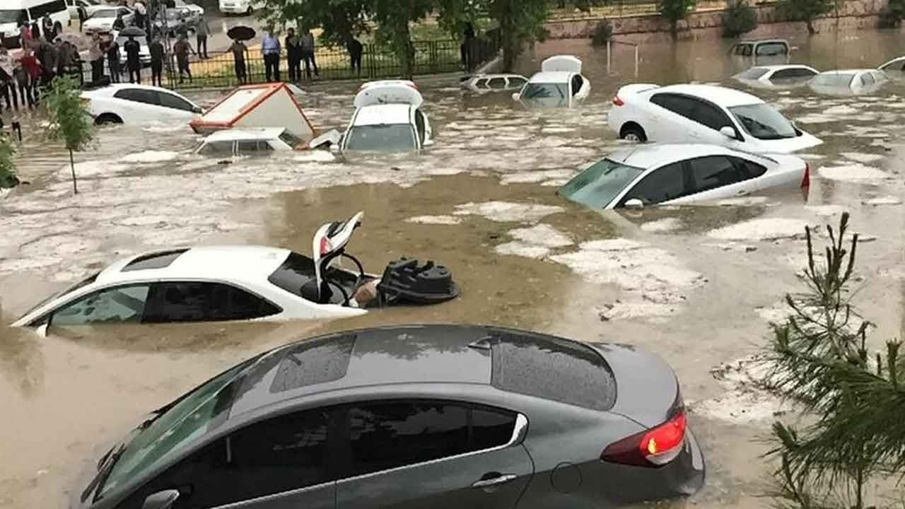 Adıyaman'da sel dehşeti! Traktör yutuldu, mağaraya sığınan 4 kişi ecel terleri döktü!