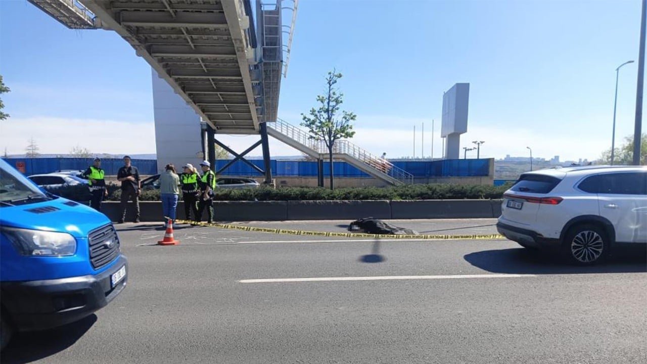 Afiş asarken üst geçitten düşen işçi ezilerek can verdi