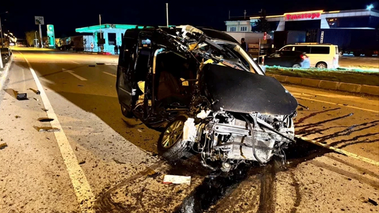 Afyonkarahisar'da feci kaza! Tır ile ticari araç çarpıştı!