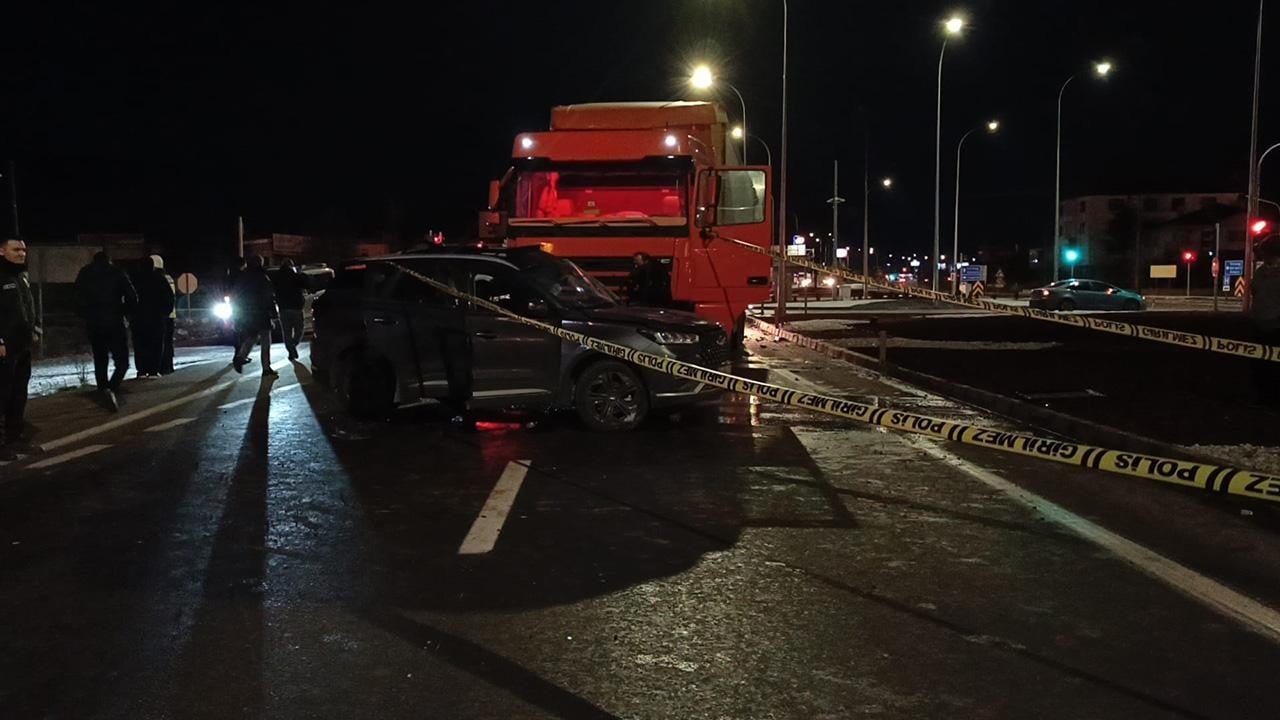 Afyonkarahisar'da kavşak dehşeti: Tır otomobili biçti, 1 ölü 6 yaralı!