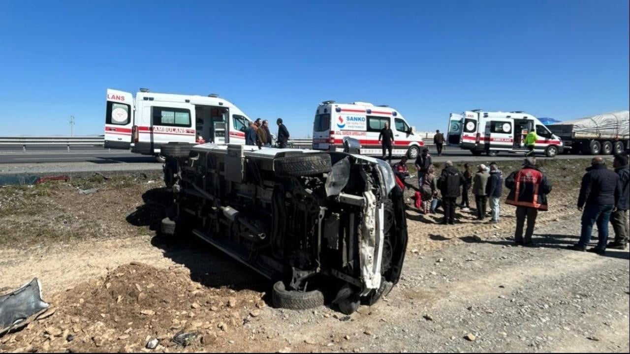 Afyonkarahisar'da tır ile minibüs çarpıştı: 11 yaralı