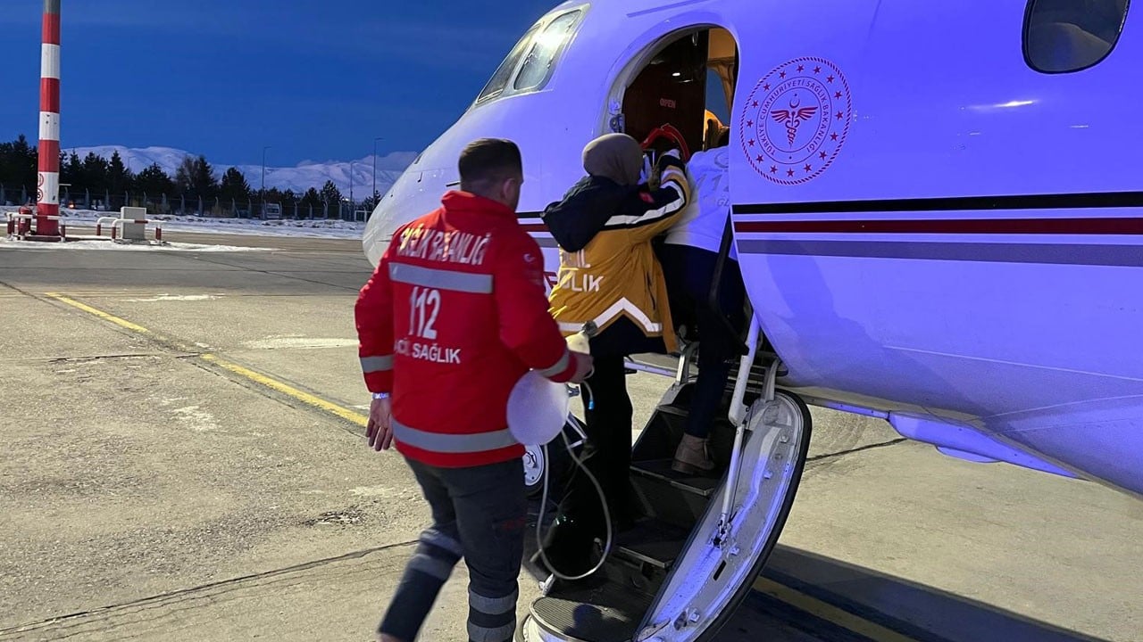 Ağrı’da zamanla yarış! 5 aylık bebek uçak ambulansla Ankara’ya sevk edildi