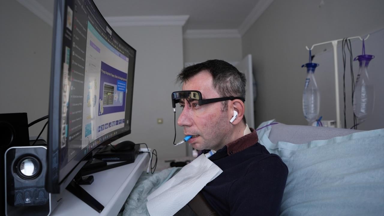 Ağzındaki çubukla bilgisayar kullanan omurilik felçli yazılımcı, engellilere dijital dünyayı öğretiyor