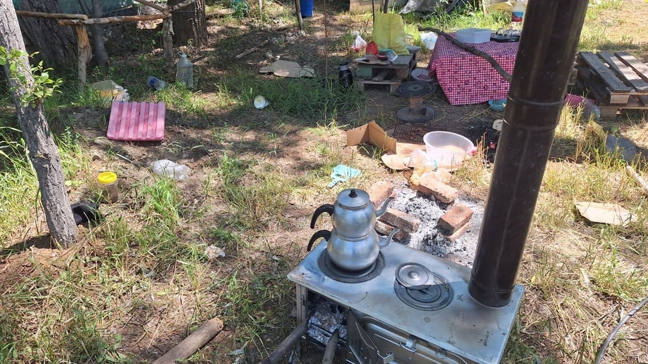 Aile pikniği kana bulandı! Gözü dönen adam eşini bıçakladı