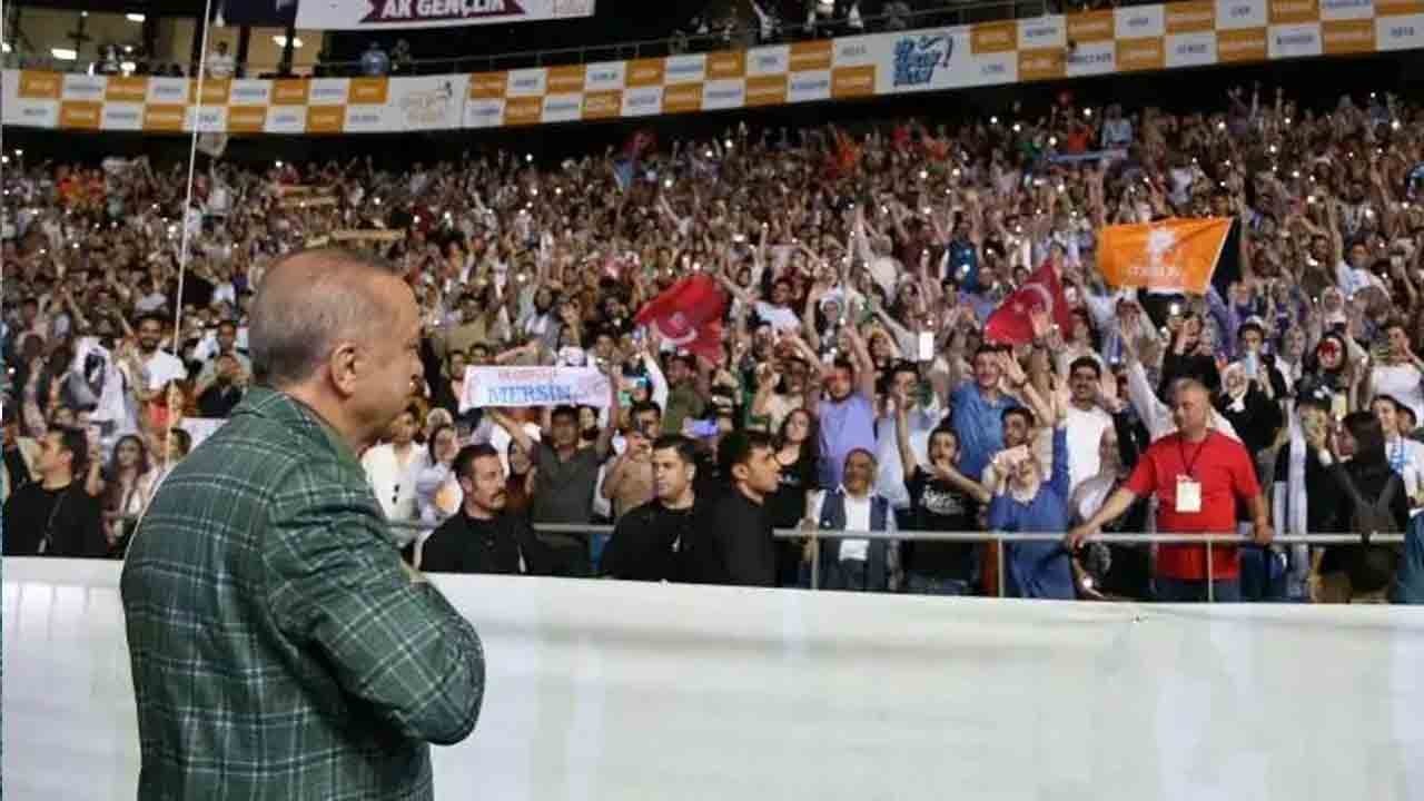 AK Parti’den 100 bin gençle şölen: ‘Takvimlerinizi işaretleyin alarmlarınızı kurun’