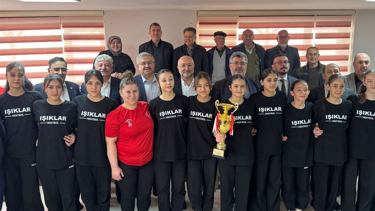 AK Parti’den şampiyon sporculara altın ödül