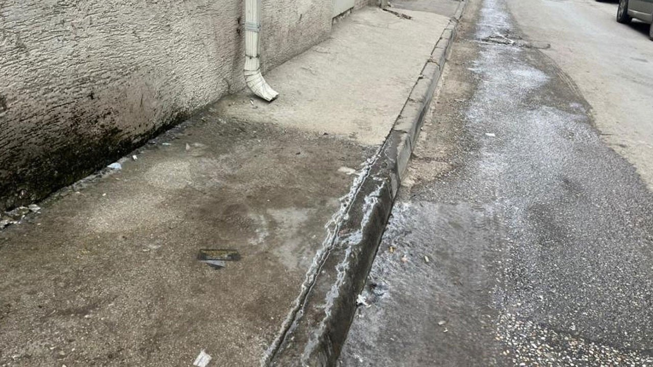 Akan klima suyu kaldırımı buzla kapladı