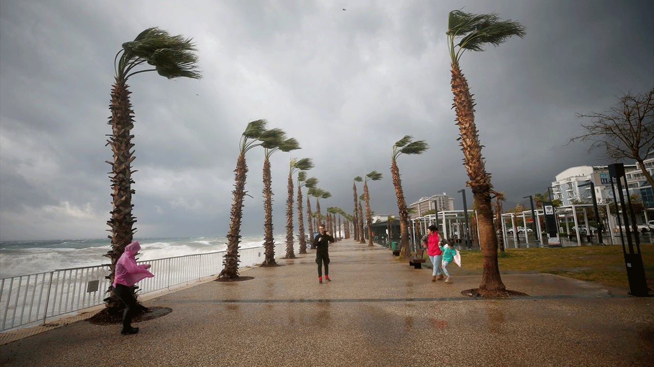 Alanya'da doğa sürprizi! Güneşli gün yerini aniden dolu ve sağanağa bıraktı