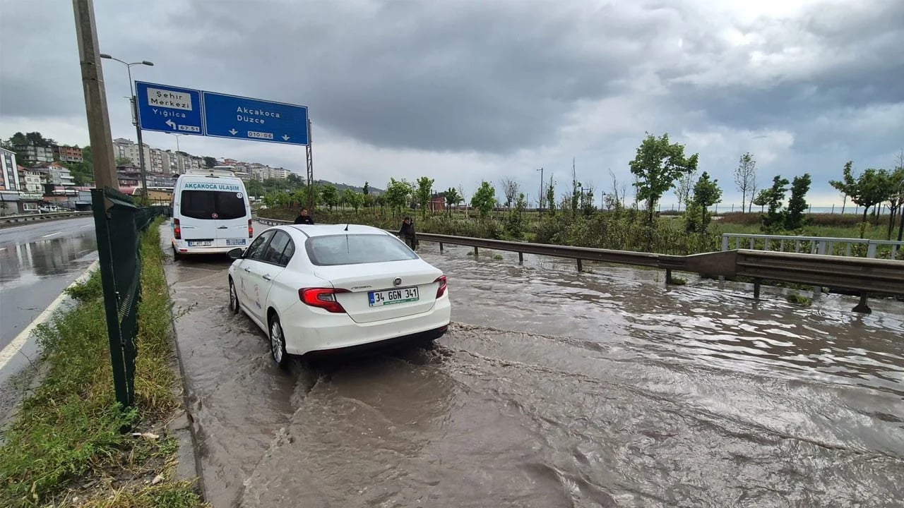 Alaplı’da mayıs yağmuru! İstanbul yolunda trafik durma noktasına geldi