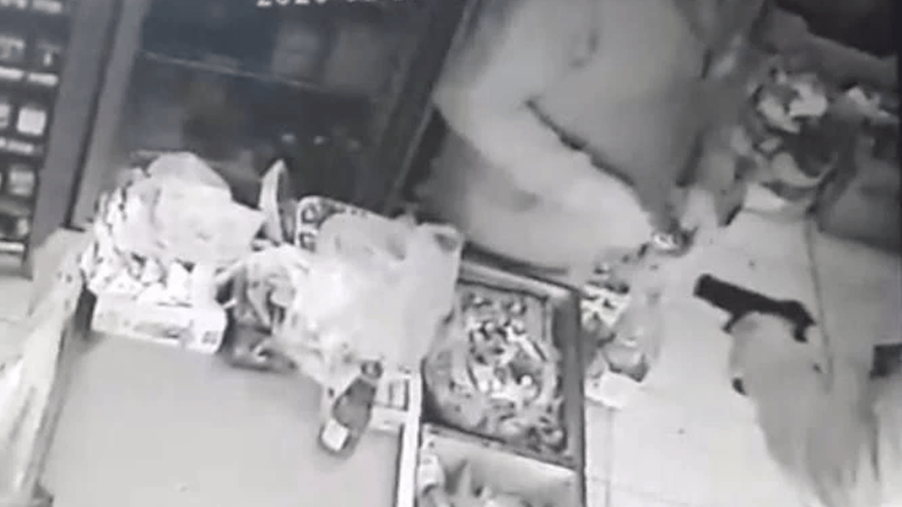 Alışveriş yaptığı bakkalı silahla bastı!