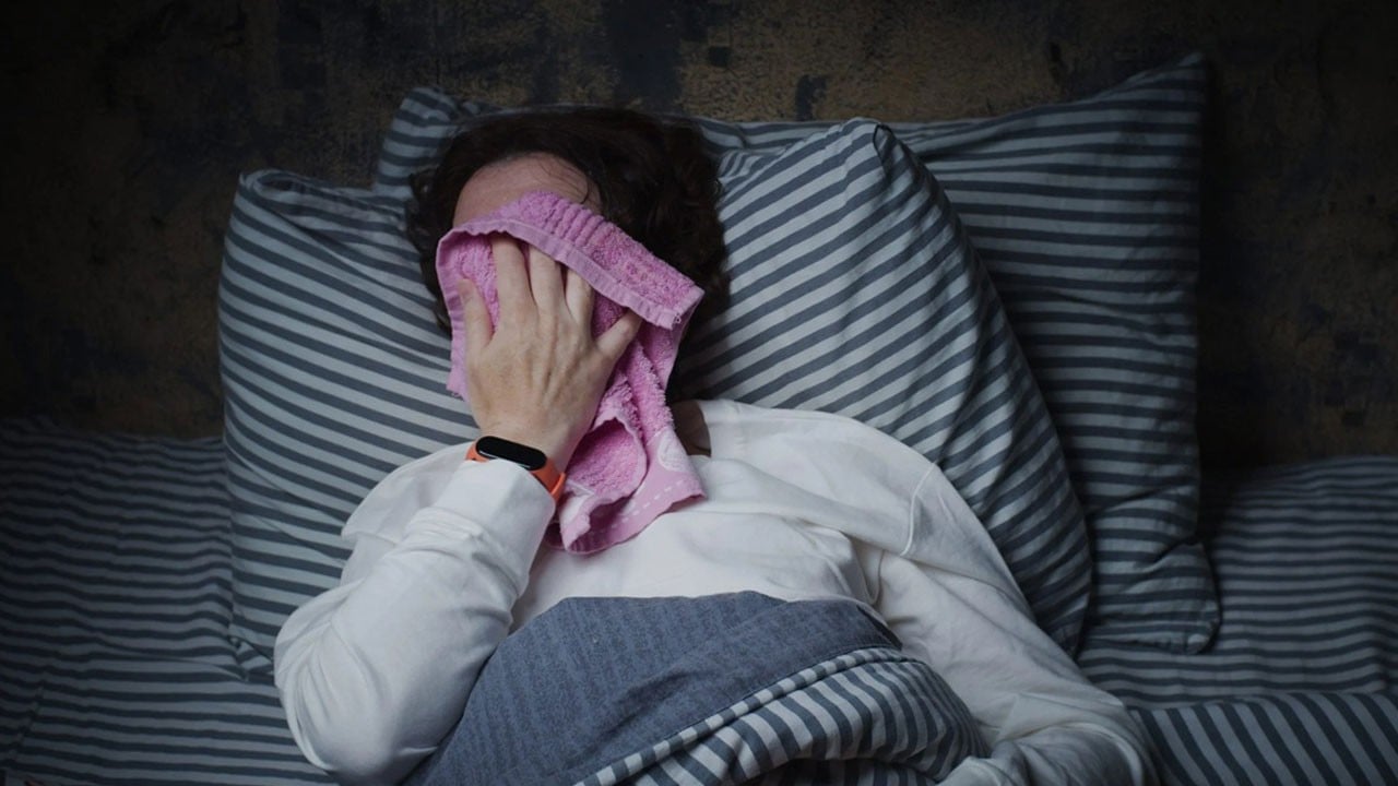 Altında ciddi nedenler yatıyor! Geceleri terden uyanıyorsanız dikkat